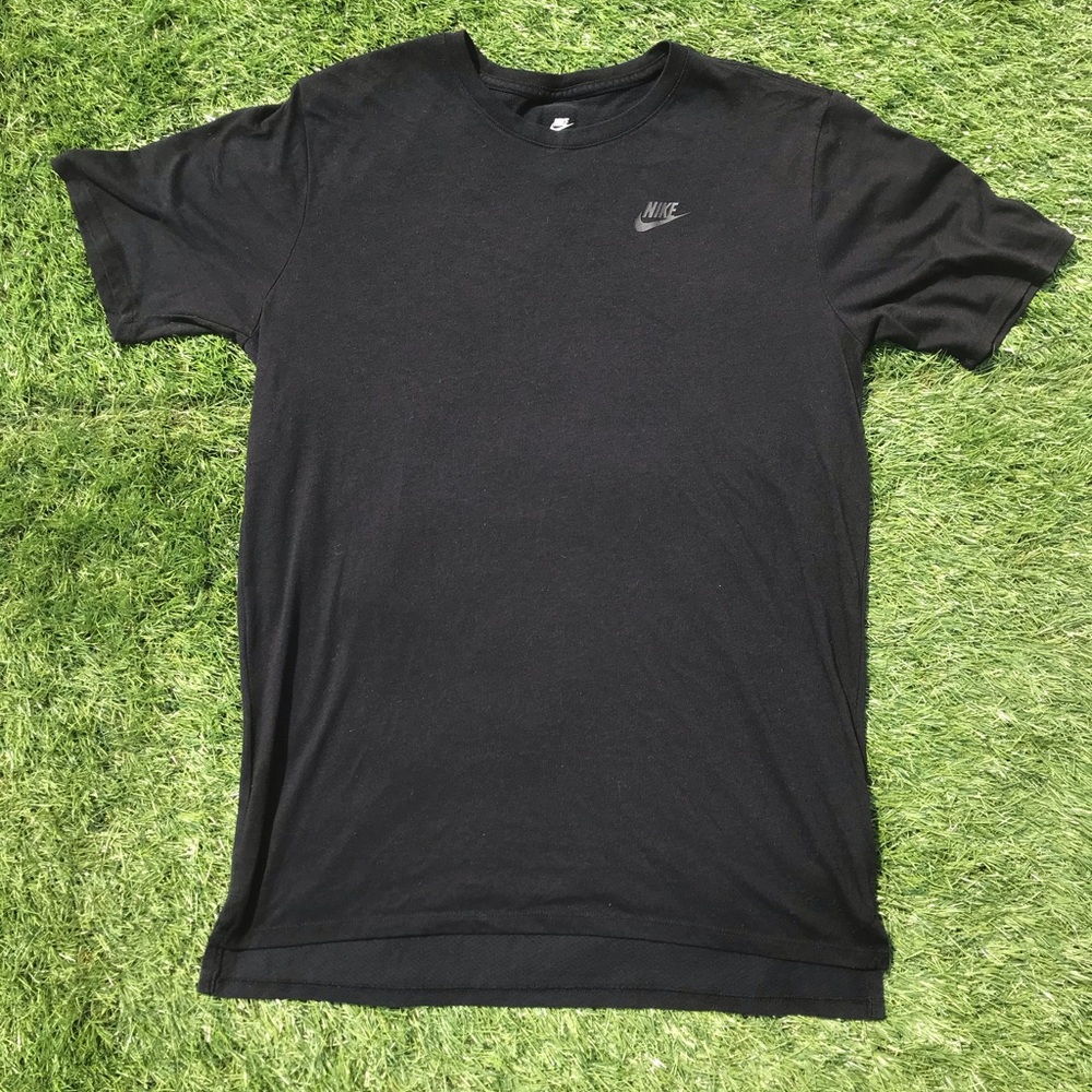 Men’s Nike dri fit tee.
